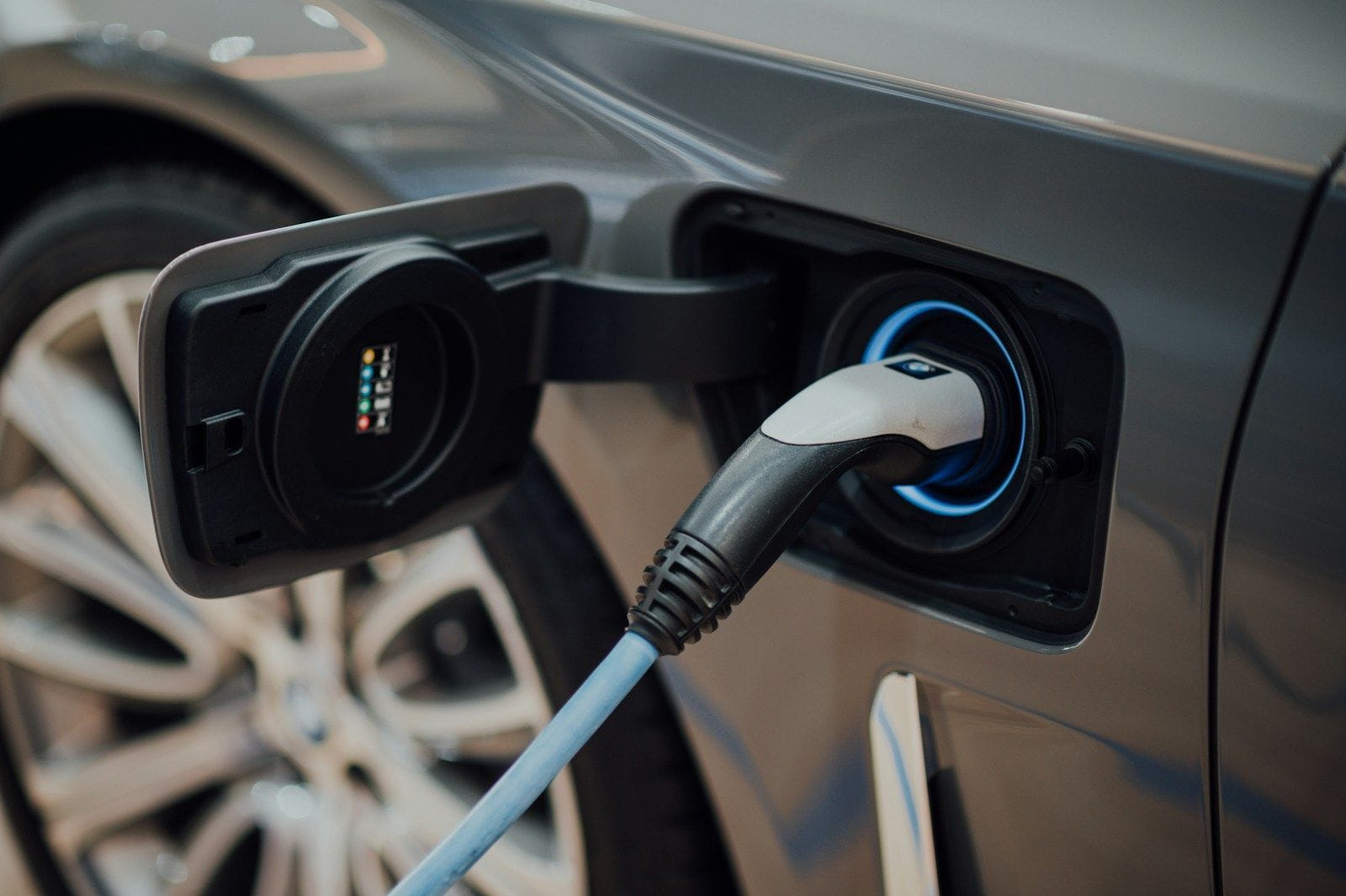 Laadstekker in de laadpoort van een elektrische auto