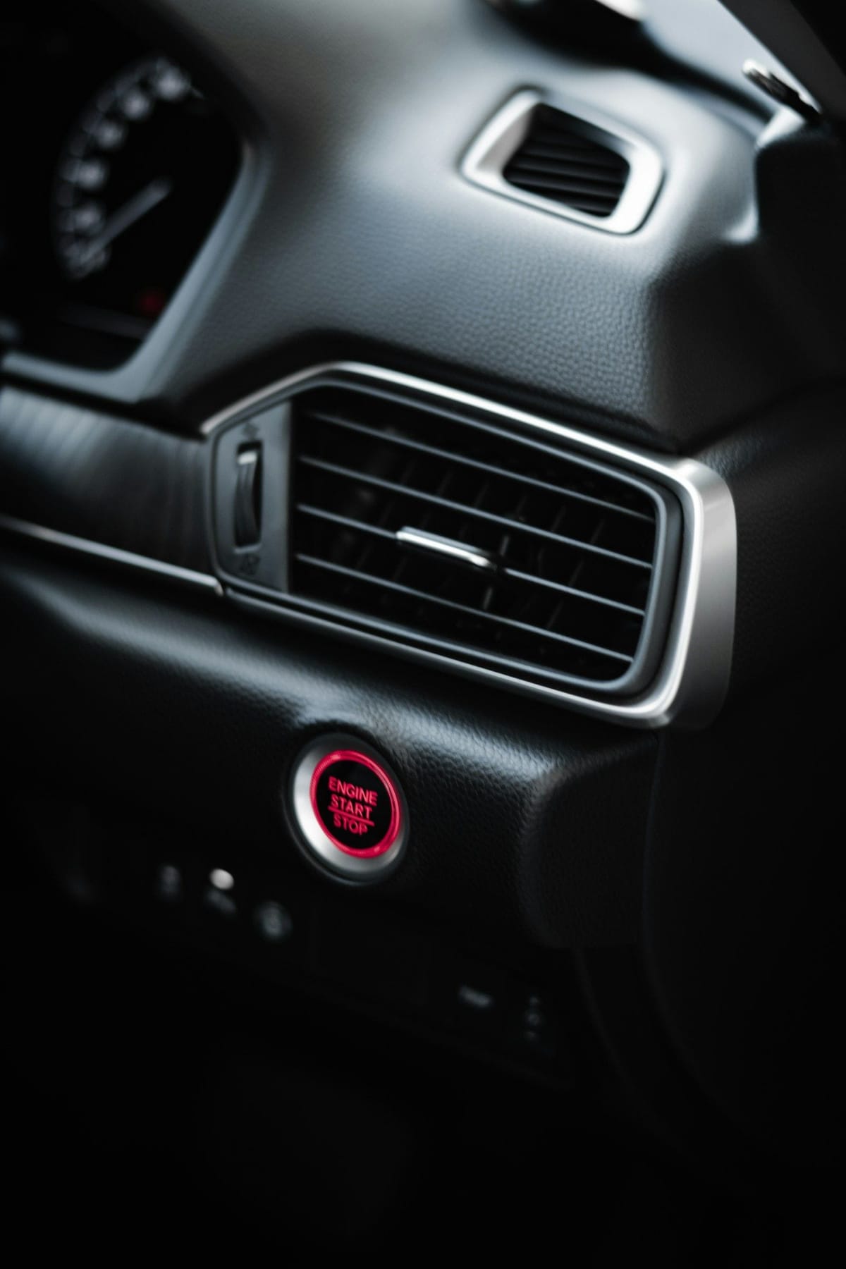 Dashboard met ventilatierooster en startknop